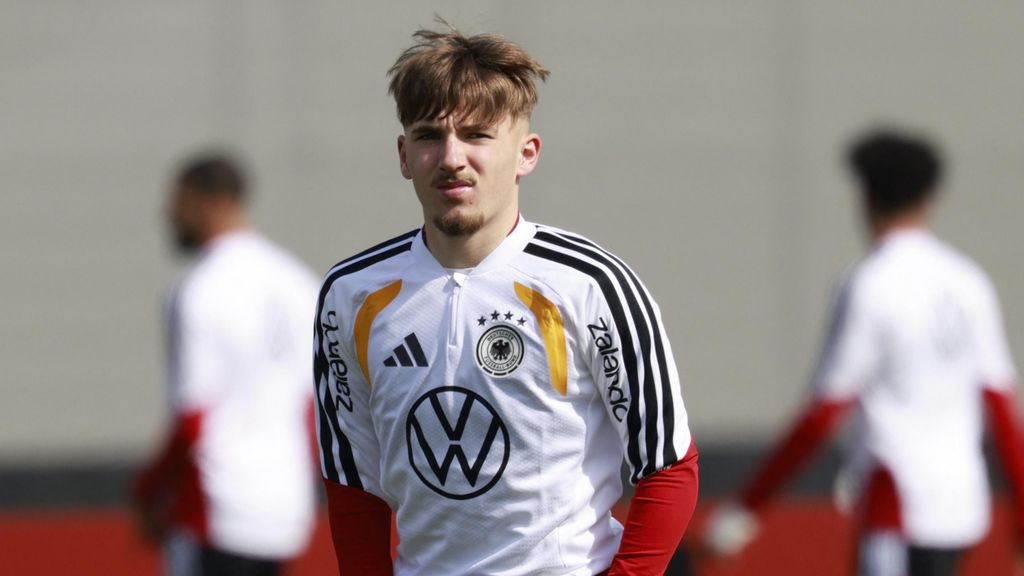 Lennart Karl entrenando con la selección alemana.