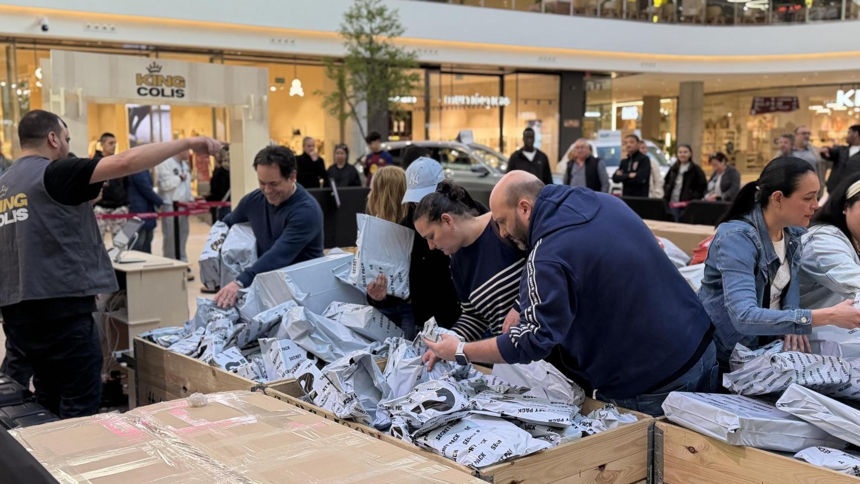 Venta de paquetes sorpresa en Marineda City este lunes.