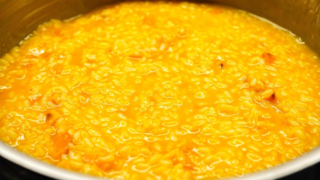 Un arroz caldoso en una olla.