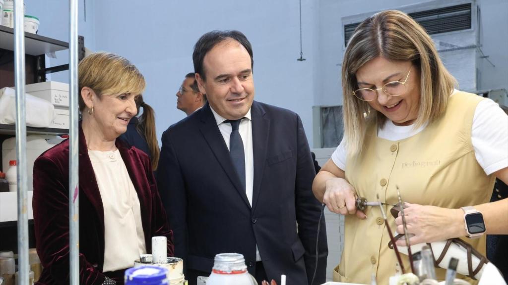 El presidente de la Generalitat y la consellera de Industria junto a una trabajadora.