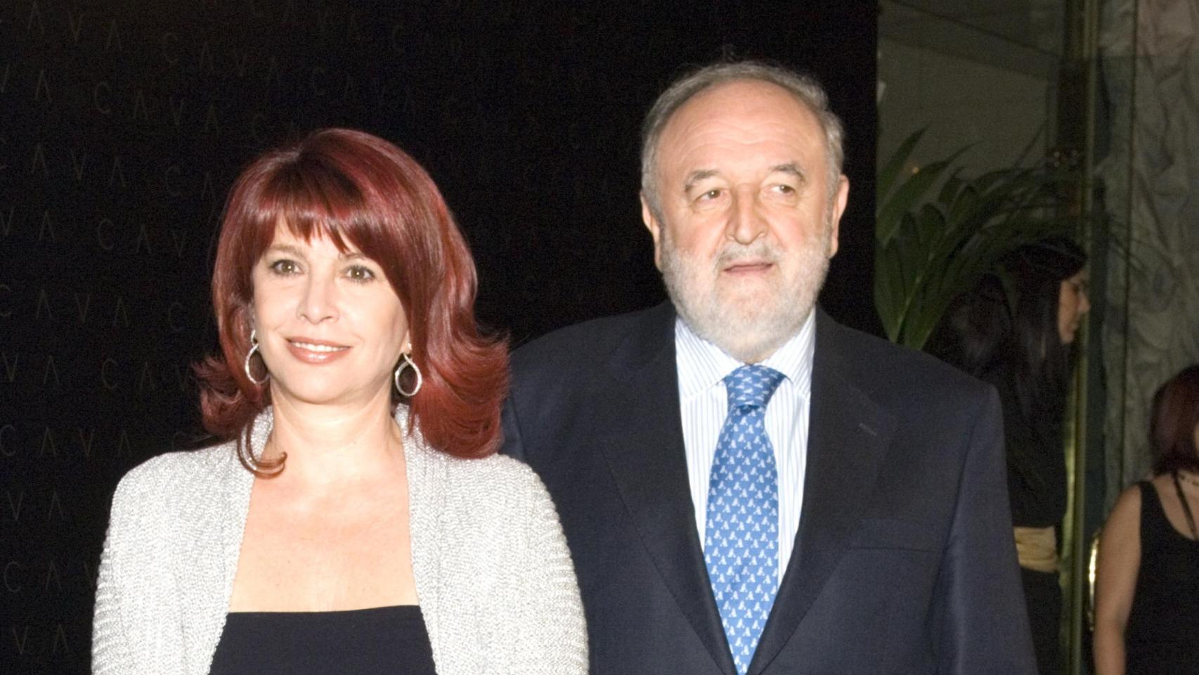 Cristina García Ramos junto a su marido, el periodista Diego Carcedo, en una imagen de archivo.