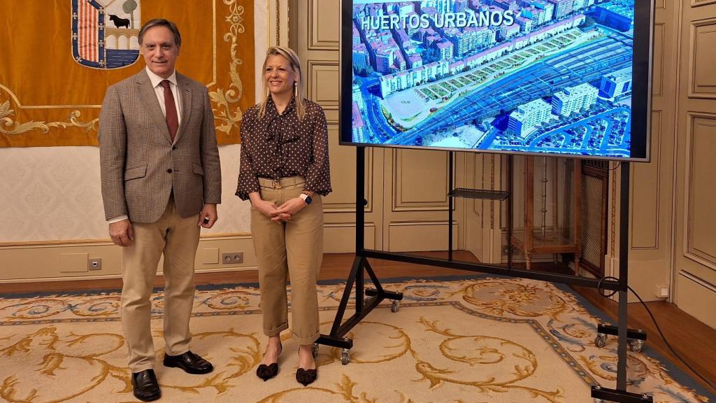El alcalde, Carlos García Carbayo, junto a la concejala de Medio Ambiente y Bienestar Animal, María José Coca Sánchez.