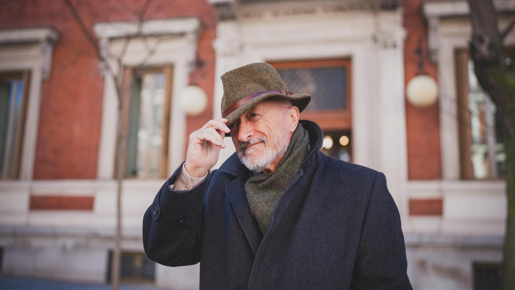 Arturo Pérez-Reverte, frente a la RAE, de la que forma parte como académico.