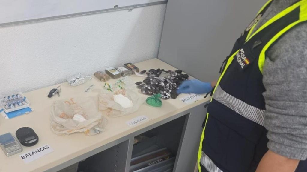 La Policía Nacional desmantela un punto de venta de cocaína y hachís.
