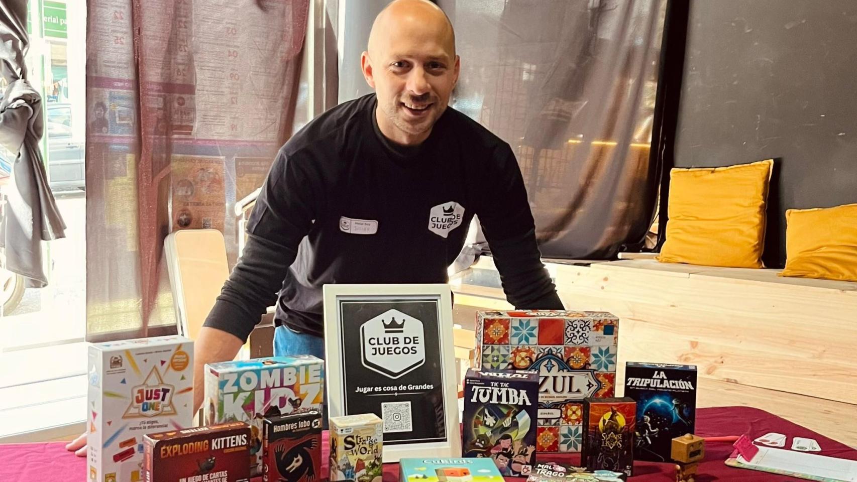 Julián Raia en una de las quedadas del Club de Juegos en la librería Galgo Azul, en A Coruña