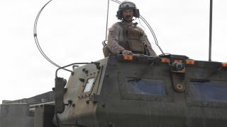 Infantes de Marina estadounidenses preparan los sistemas de cohetes de artillería de alta movilidad M142 (HIMARS) durante la Operación Furia Épica.