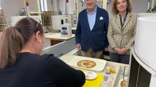 Javier Targhetta y Mar Madrid, nuevos accionistas de la fábrica junto a las hermanas Luksic, en las instalaciones en su reapertura.