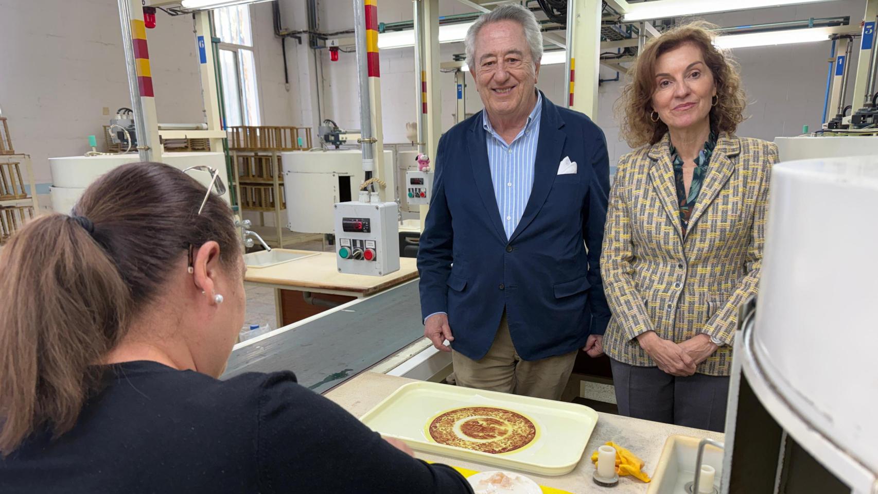 Javier Targhetta y Mar Madrid, nuevos accionistas de la fábrica junto a las hermanas Luksic, en las instalaciones en su reapertura.