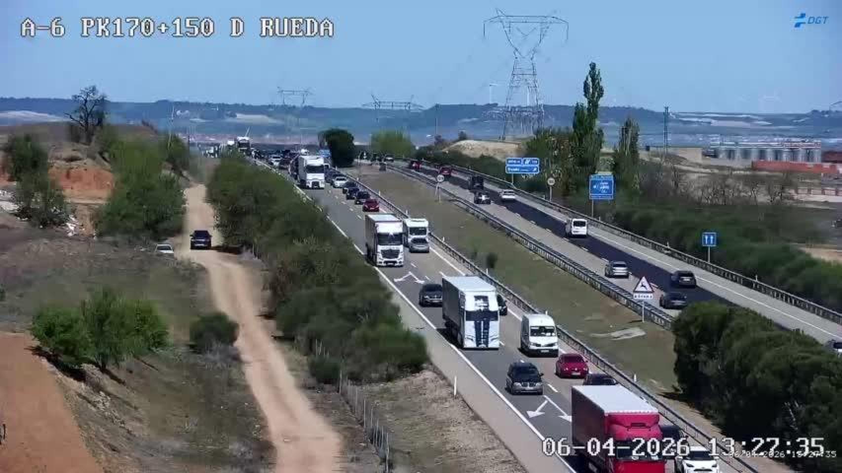 Retenciones en la la autovía A-6, en sentido Madrid, dentro del término municipal de Rueda.