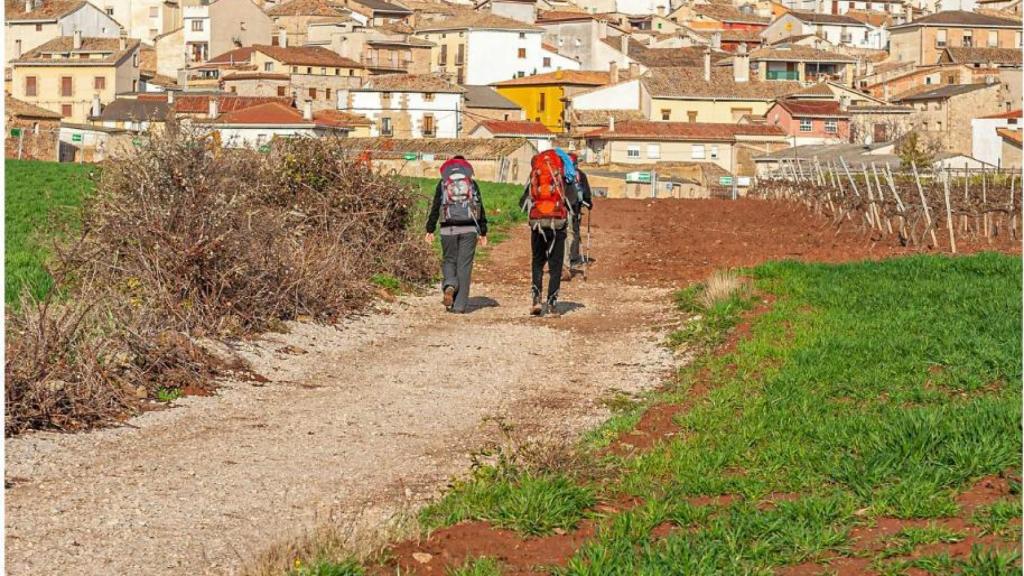 Imagen de peregrinos haciendo el Camino de Santiago.