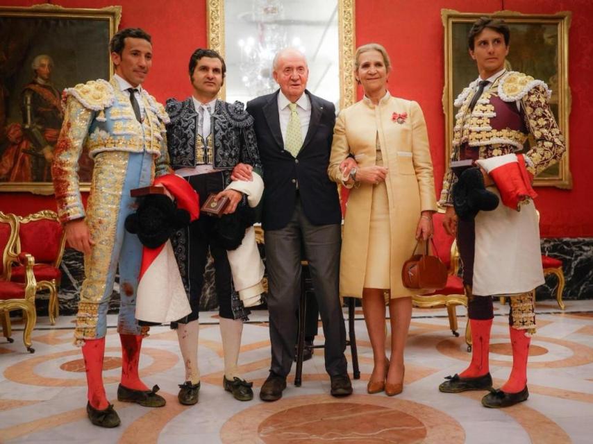 Morante de la Puebla, Roca Rey y David de Miranda junto con Juan Carlos I y la infanta Elena.