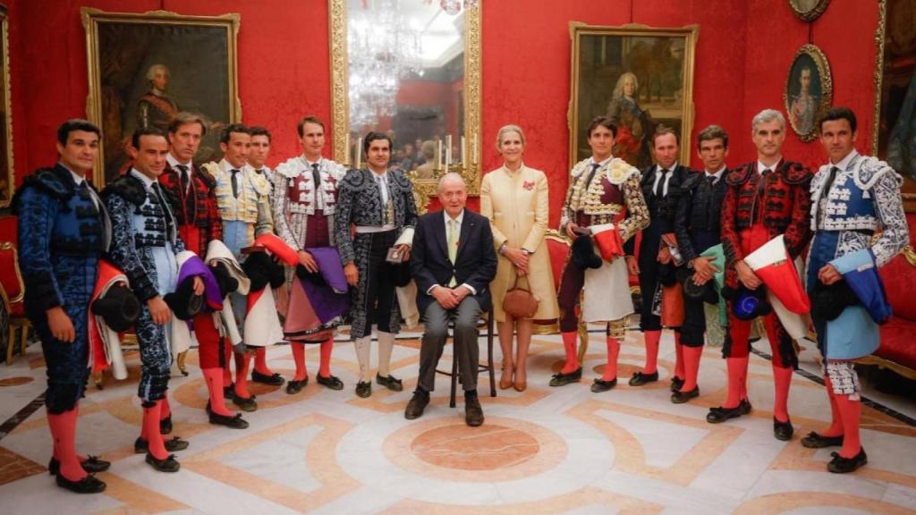 El Emérito con los toreros y sus cuadrillas.