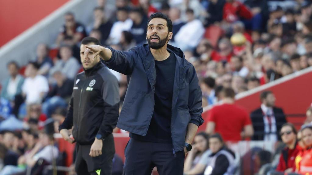 Arbeloa da órdenes a sus jugadores durante el partido contra el Mallorca.