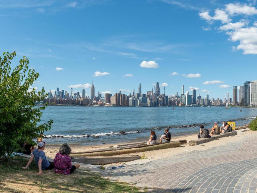Vistas del centro de Manhattan desde Charlotte Beach en Williamsburg.
