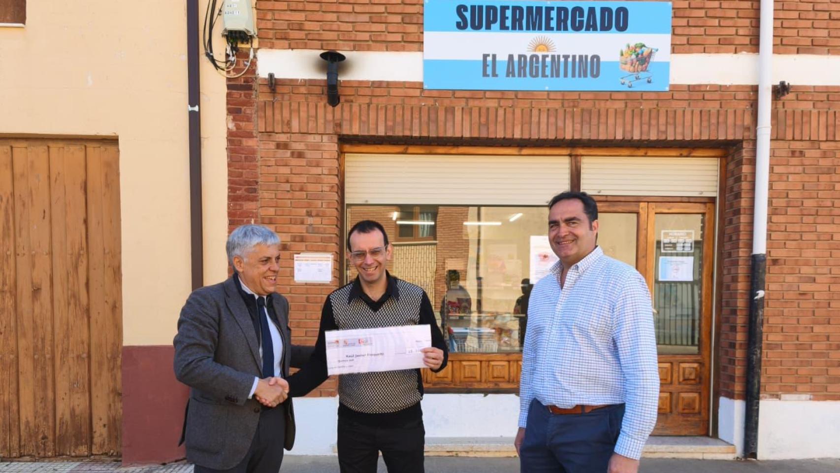 El delegado visita el nuevo supermercado de Fresno de la Vega.