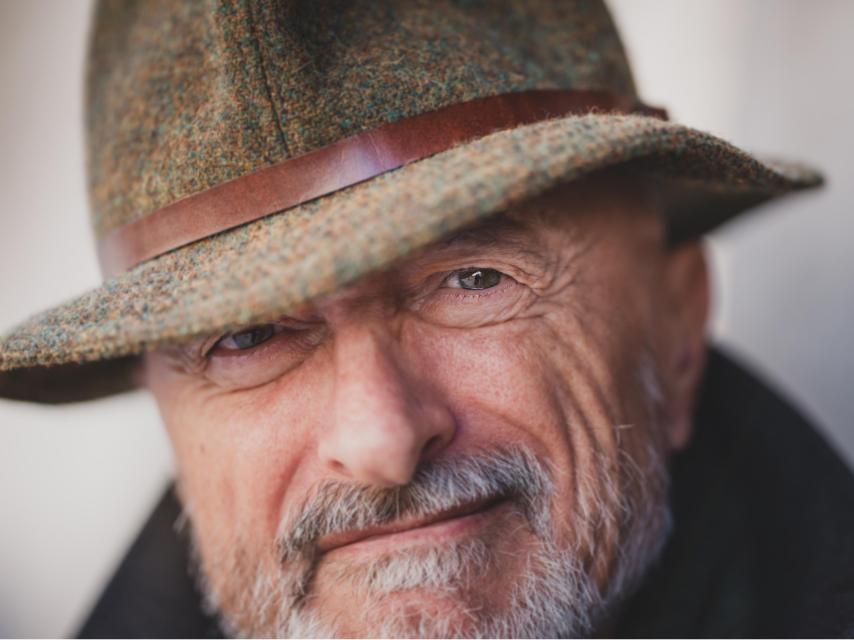 Arturo Pérez-Reverte, en el día de la entrevista, fotografiado en los alrededores de la RAE.