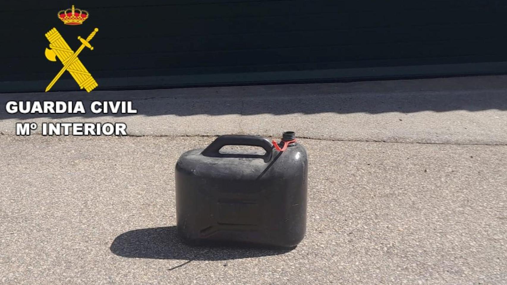 La garrafa de gasolina incautada al presunto autor del incendio.