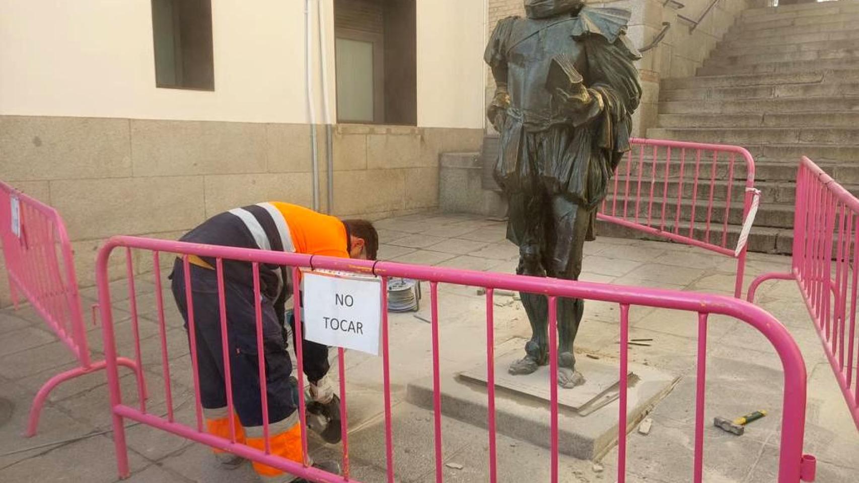 Imagen de archivo de los trabajos de consolidación de la escultura de Cervantes.