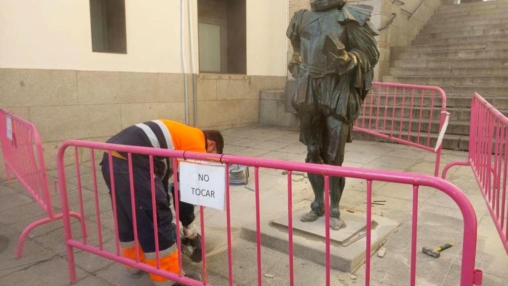 Imagen de archivo de los trabajos de consolidación de la escultura de Cervantes.