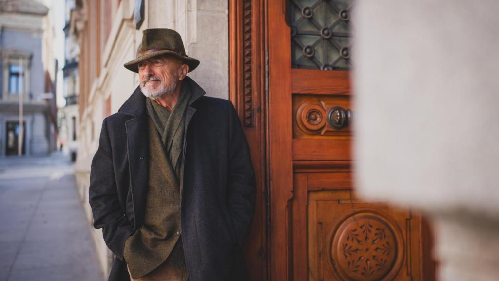 Pérez-Reverte, en la puerta de la RAE, el día de la entrevista.