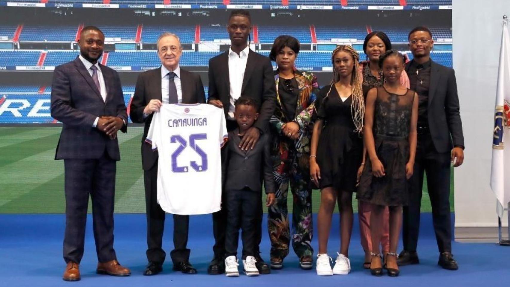 Camavinga, junto a su familia el día de su presentación como jugador del Real Madrid.