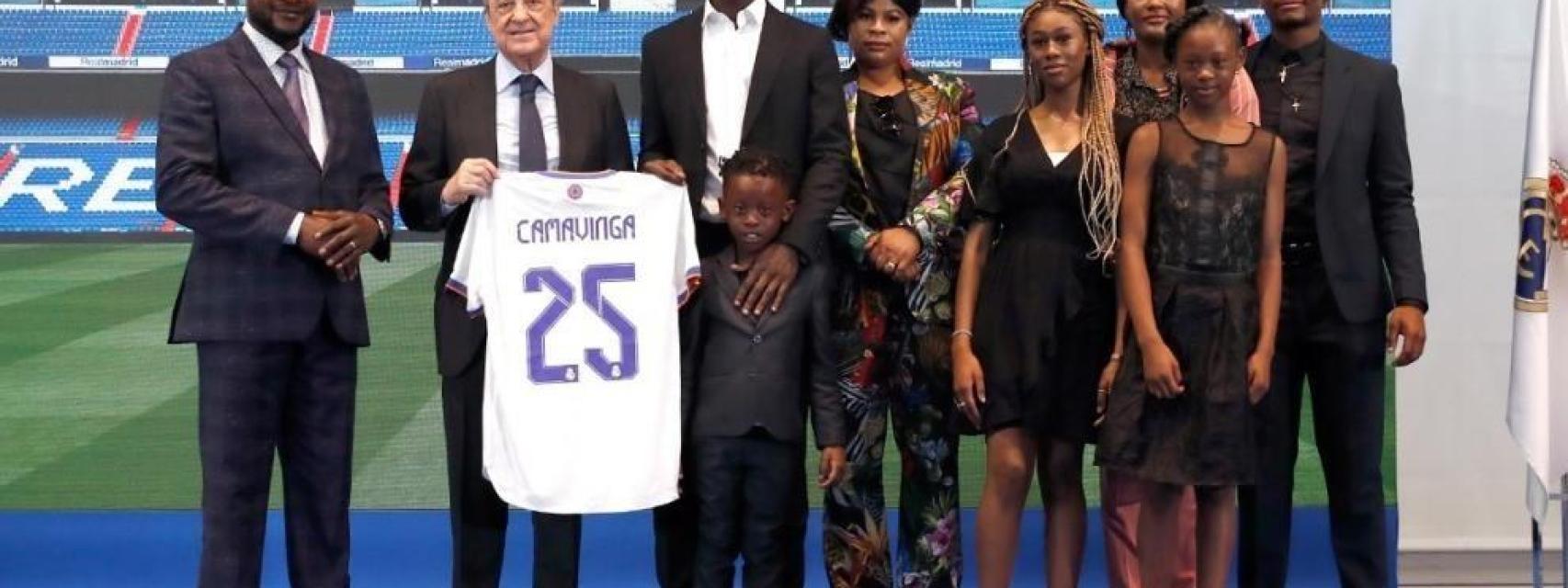 Camavinga, junto a su familia el día de su presentación como jugador del Real Madrid.