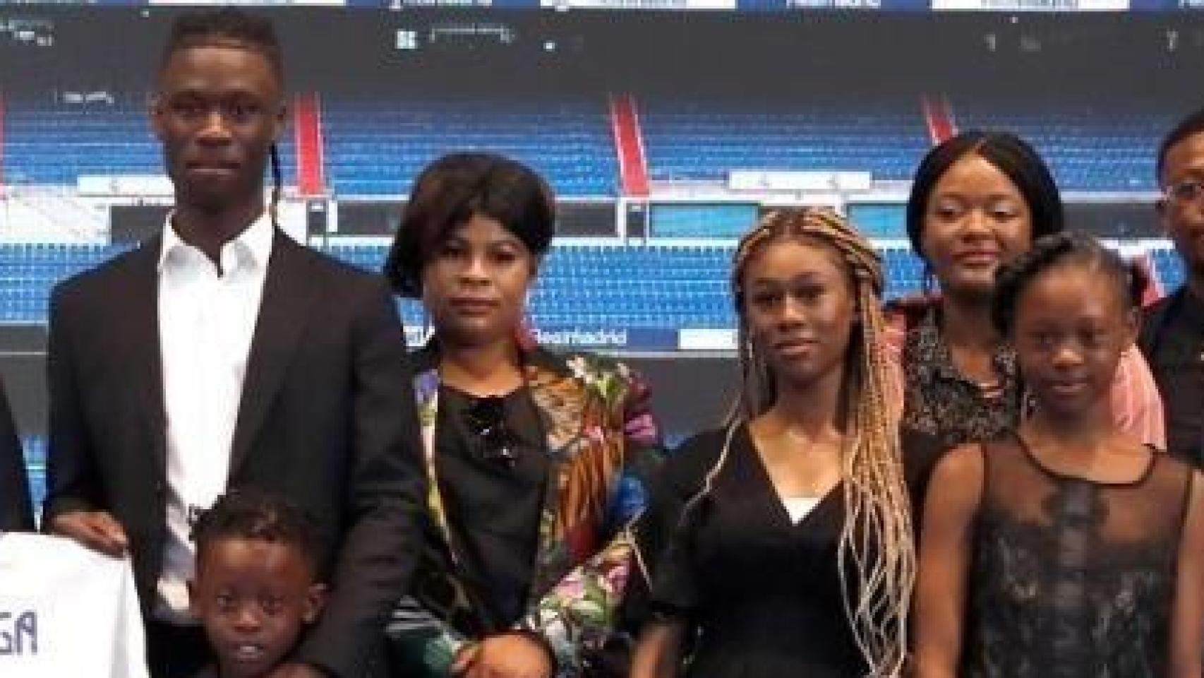 Camavinga, junto a su familia el día de su presentación como jugador del Real Madrid.