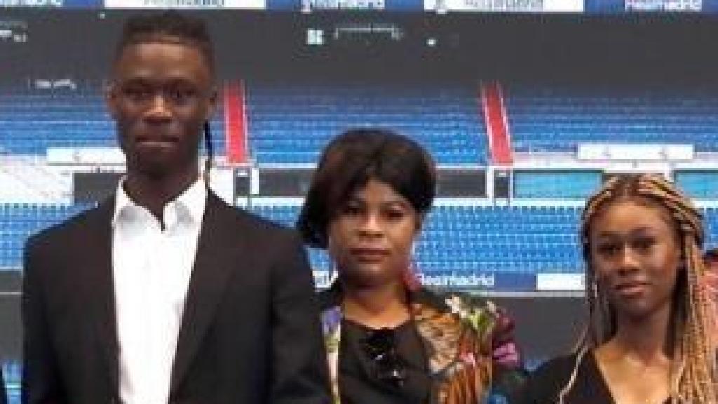 Camavinga, junto a su familia el día de su presentación como jugador del Real Madrid.