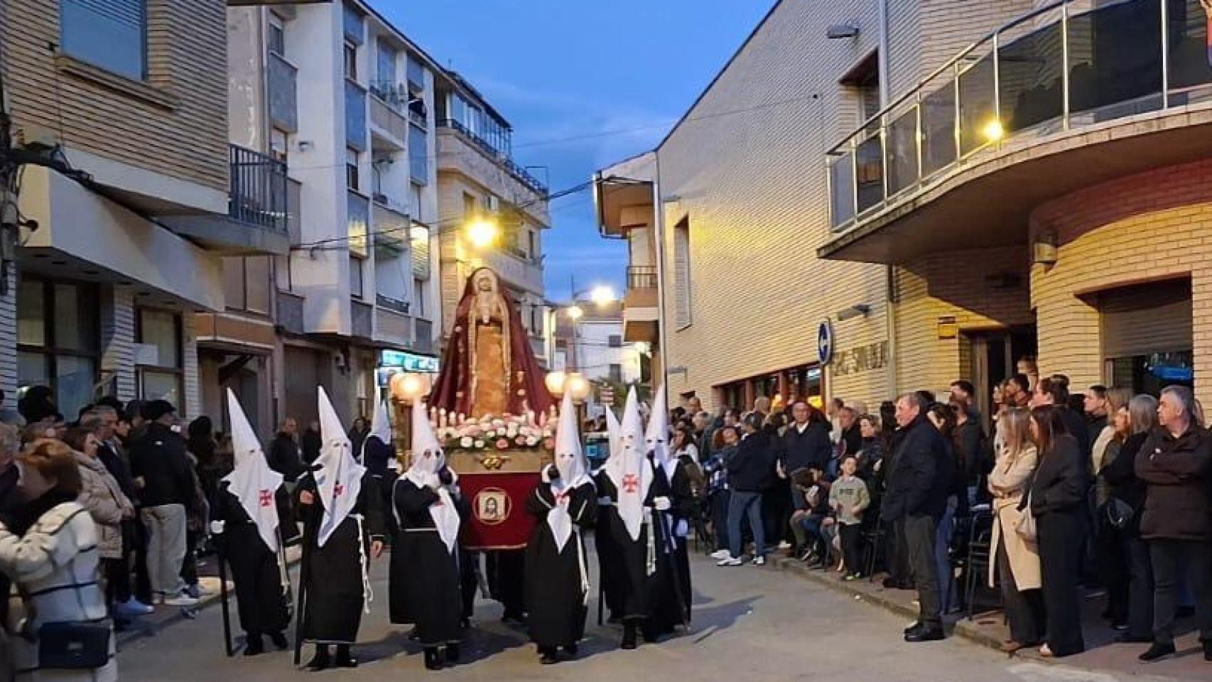 Francisca Muñoz con abrigo negro, junto a Santos Cerdán, en la esquina derecha de foto asiste a la procesión.