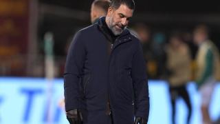 Arda Turan dirigiendo un partido.