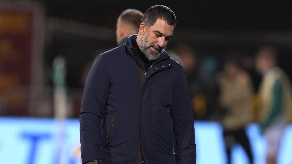 Arda Turan dirigiendo un partido.