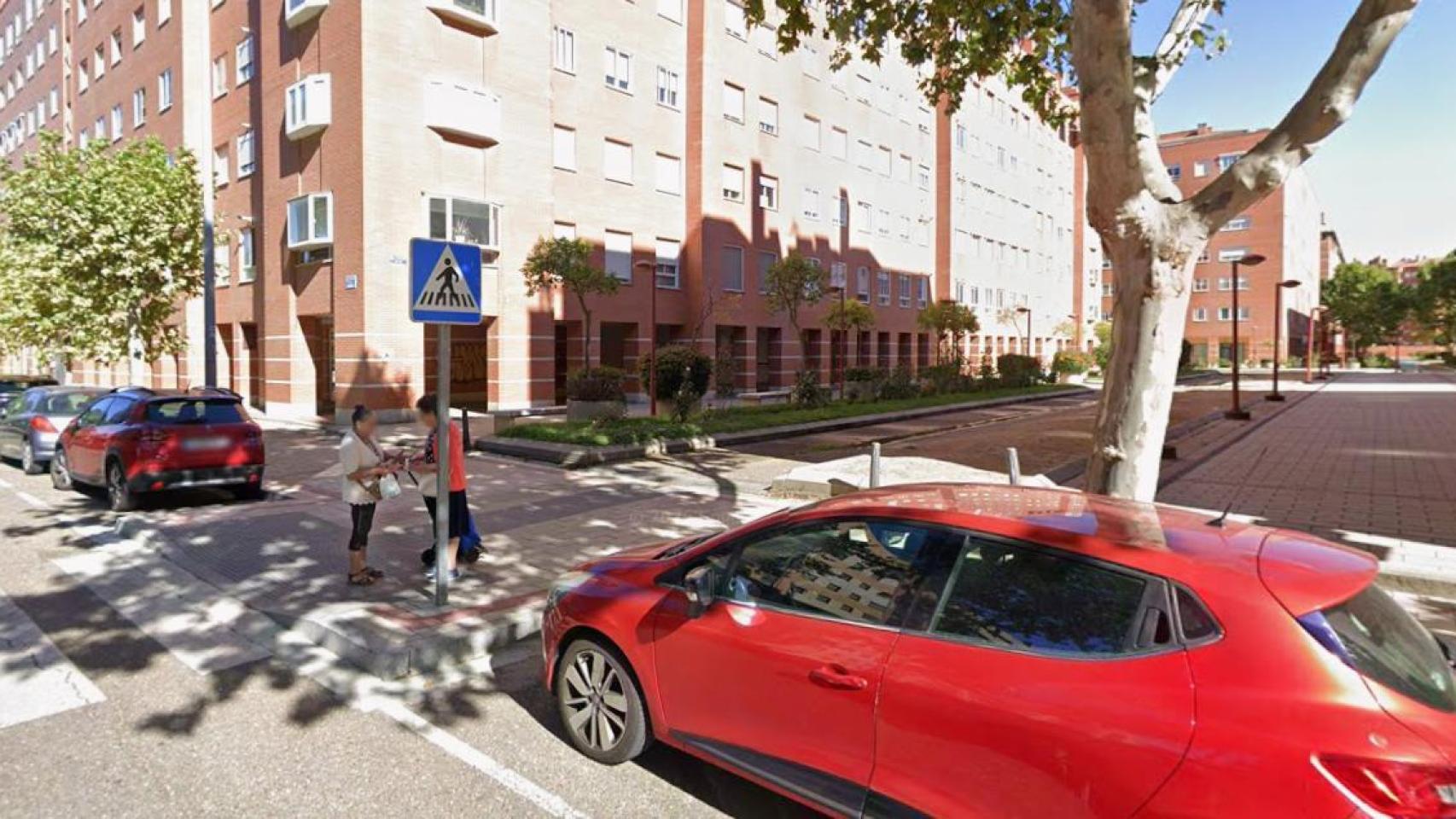 Imagen de uno de los edificios donde se transformará uno de sus bajos comerciales en viviendas en la calle Hierbabuena