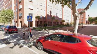 Imagen de uno de los edificios donde se transformará uno de sus bajos comerciales en viviendas en la calle Hierbabuena