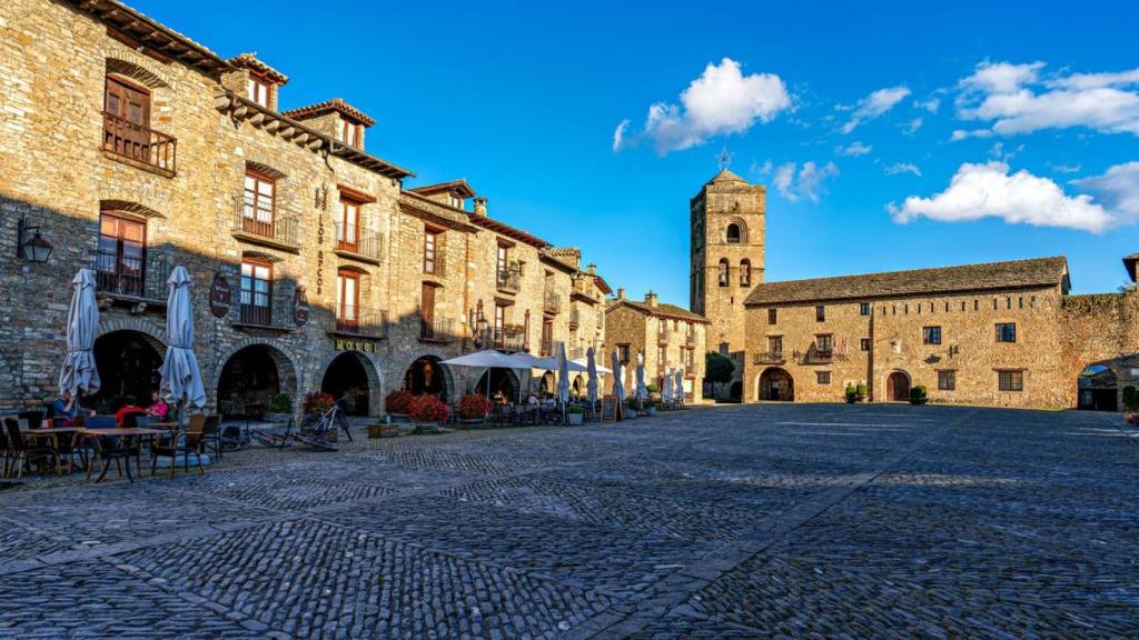 Plaza de Aínsa, con la torre de su iglesia al fondo.