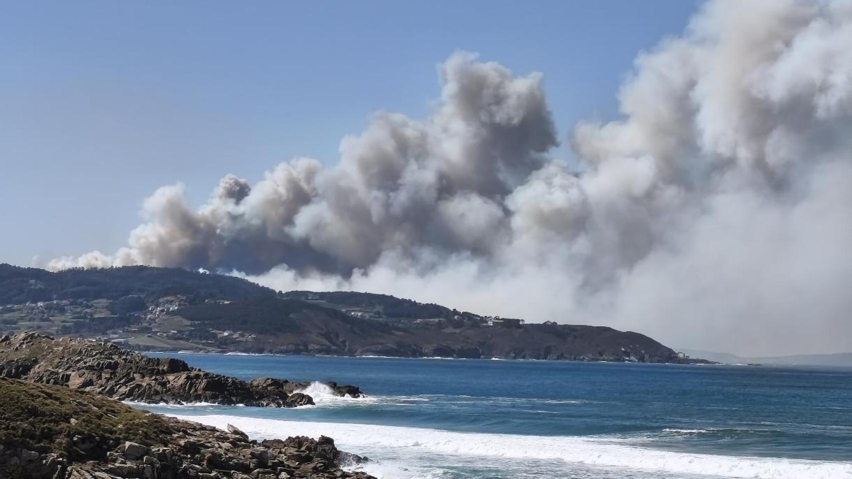 Imagen del incendio declarado en Caion, en A Laracha.
