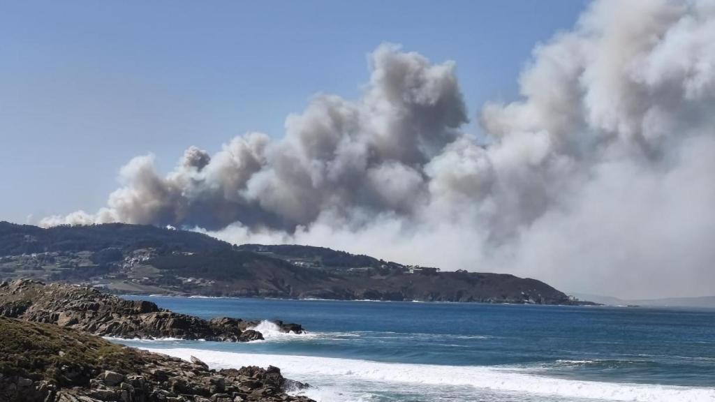 Imagen del incendio declarado en Caion, en A Laracha.