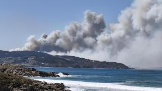 Imagen del incendio declarado en Caion, en A Laracha.