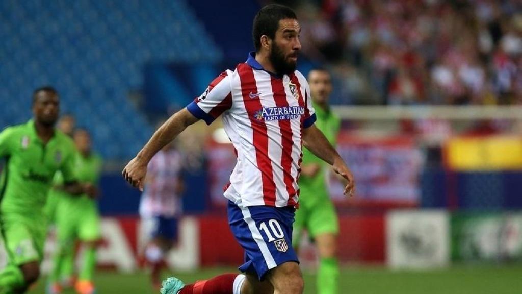 Arda Turan juega un partido con el Atlético de Madrid.