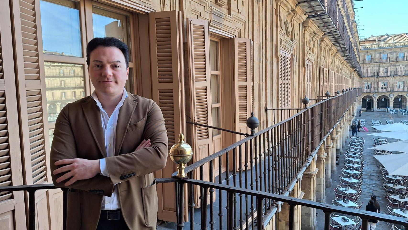 Pedro Martínez, concejal de Promoción Económica, Comercio, Mercados y Juventud desde su despacho en el Ayuntamiento de Salamanca.