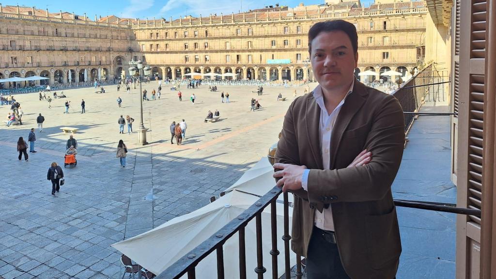 El concejal, Pedro Martínez. De fondo, la Plaza Mayor de Salamanca.