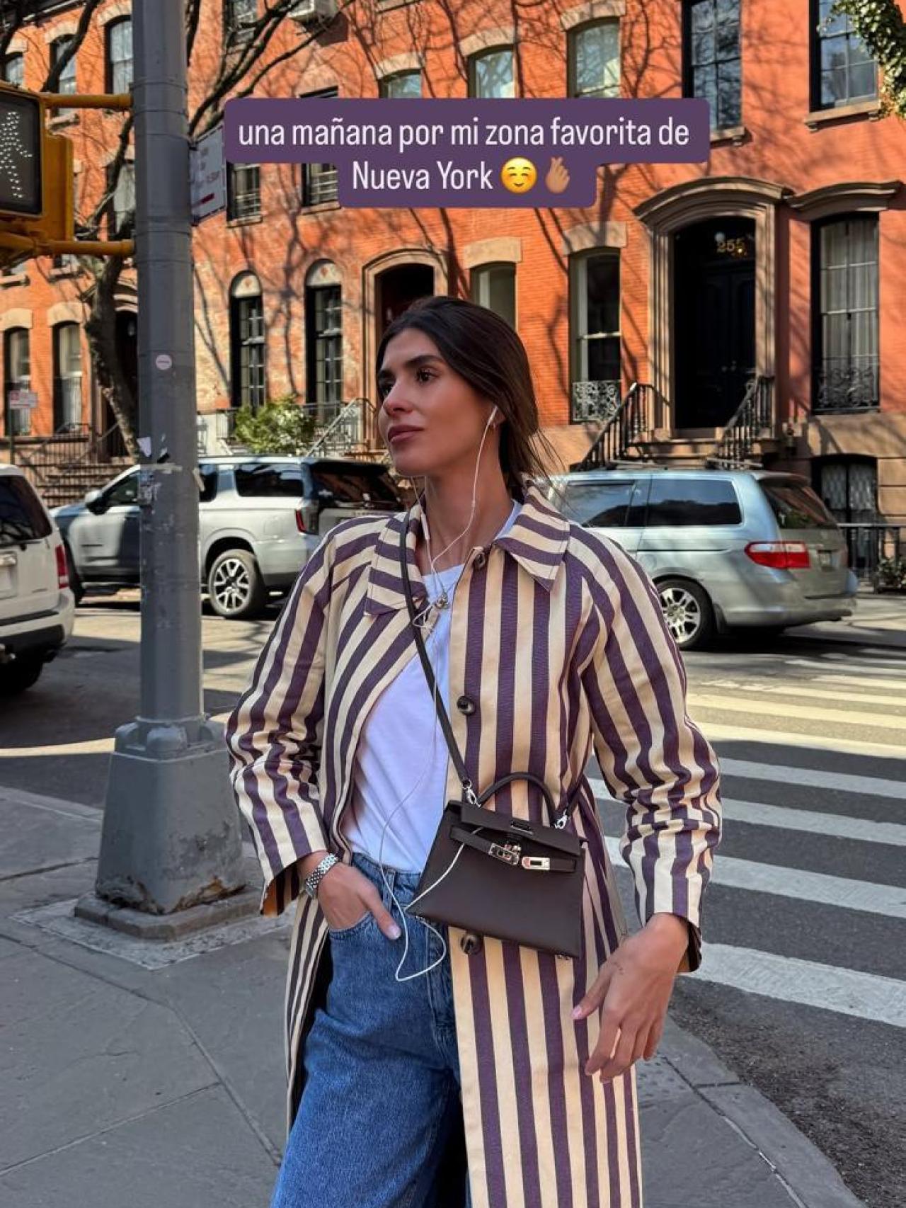 Mery Turiel con una gabardina de firma española.