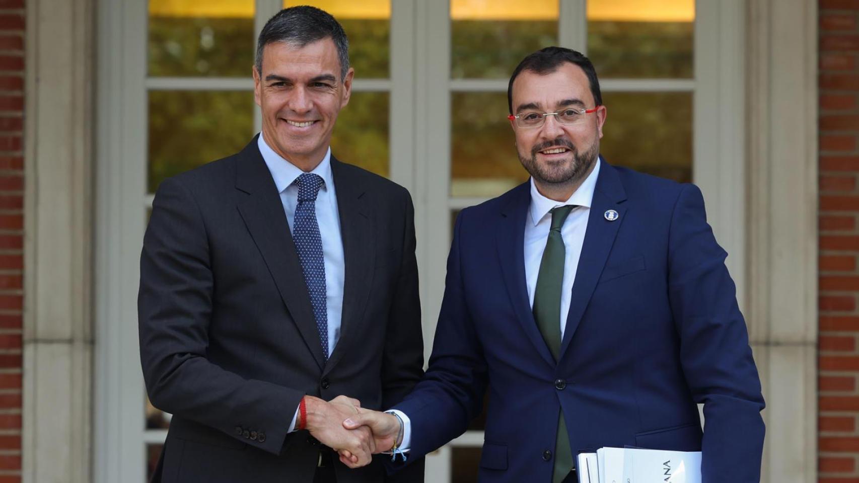 El presidente del Gobierno, Pedro Sánchez, recibe al presidente de Asturias, Adrián Barbón