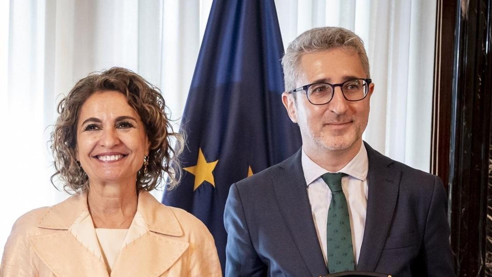 La secretaria general del PSOE-A y candidata a la Presidencia de la Junta de Andalucía, María Jesús Montero (i), y el ministro de Hacienda, Arcadi España (d).
