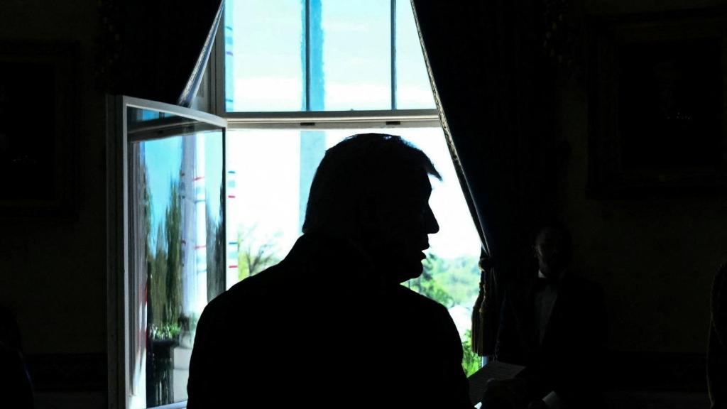 Donald Trump permanece en la Sala Azul antes de salir al balcón para dirigirse a la multitud durante el tradicional evento de Pascua en el jardín sur de la Casa Blanca.