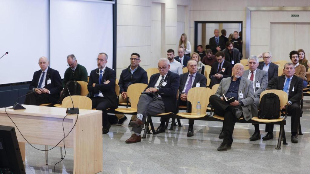De izquierda a derecha y sentados en la primera fila, el exministro del Interior con el PP Jorge Fernández Díaz (i) y su número dos, Francisco Martínez (2i), ex secretario de Estado de Seguridad, Eugenio Pino (2d), exdirector adjunto operativo (DAO) de la Policía Nacional y Marcelino Martín Blas (d), antiguo responsable de Asuntos Internos.