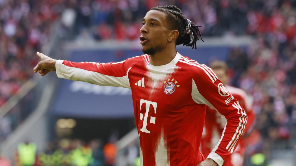 Michael Olise celebra un gol contra Unión Berlín.