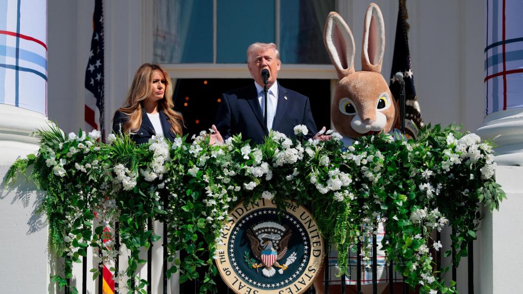 El presidente de Estados Unidos, Donald Trump , la primera dama Melania Trump y el Conejo de Pascua durante la tradicional búsqueda de huevos de Pascua en la Casa Blanca.