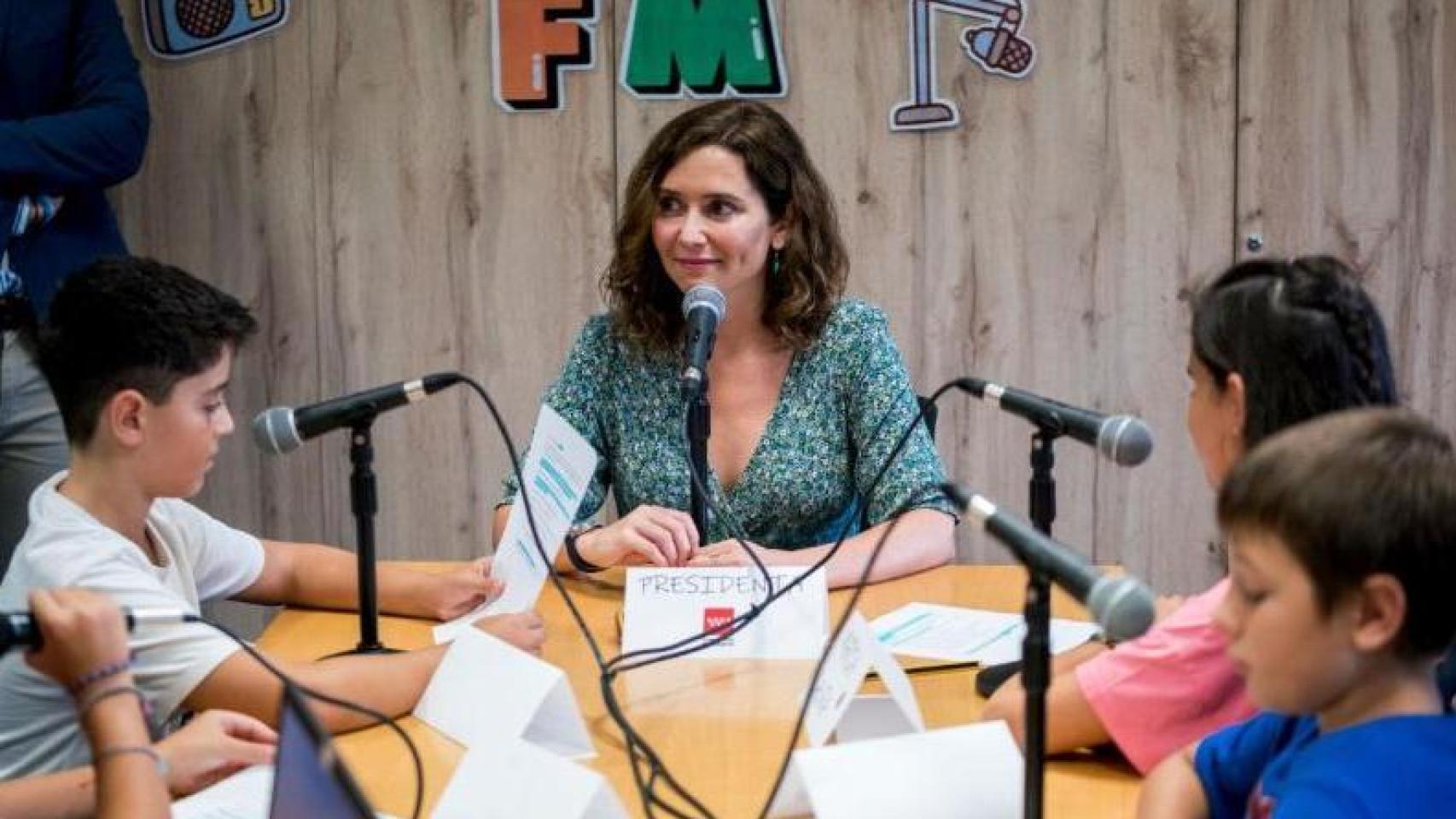 Ayuso, con alumnos en la radio.