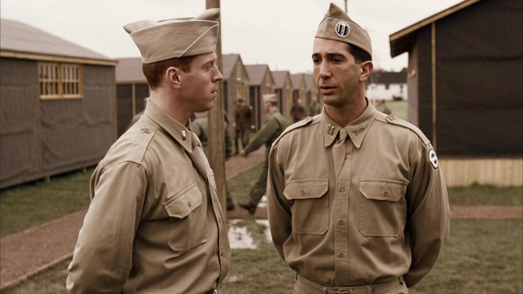 Damian Lewis y David Schwimmer en el papel del mayor Winters y el instructor Sobel, respectivamente.