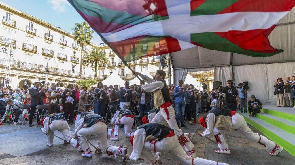 Dantzaris en el Aberri Eguna (día de la patria vasca).